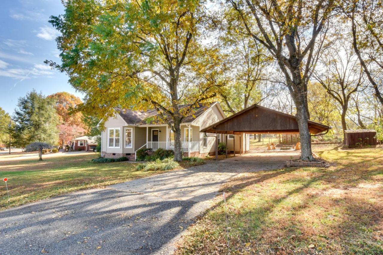Tranquil Travelers Rest Home With Fire Pit! エクステリア 写真