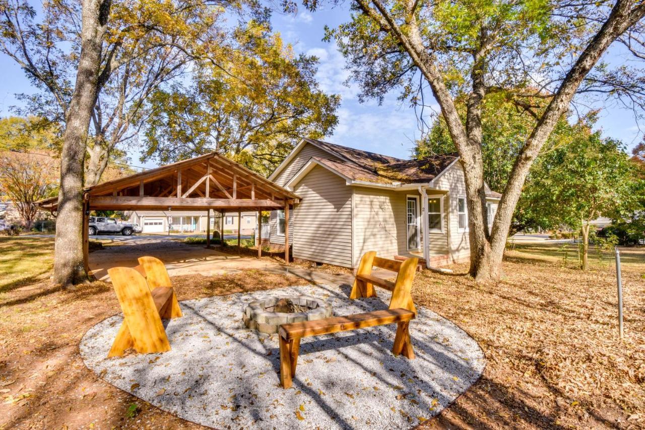 Tranquil Travelers Rest Home With Fire Pit! エクステリア 写真